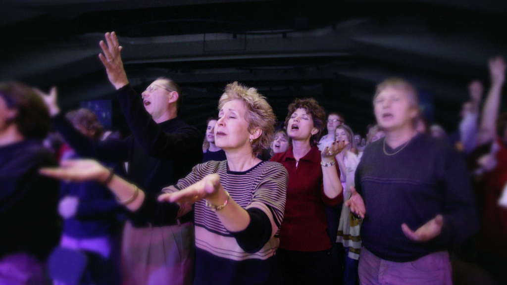 20 Closing Prayers for Sunday Service to End with Blessings